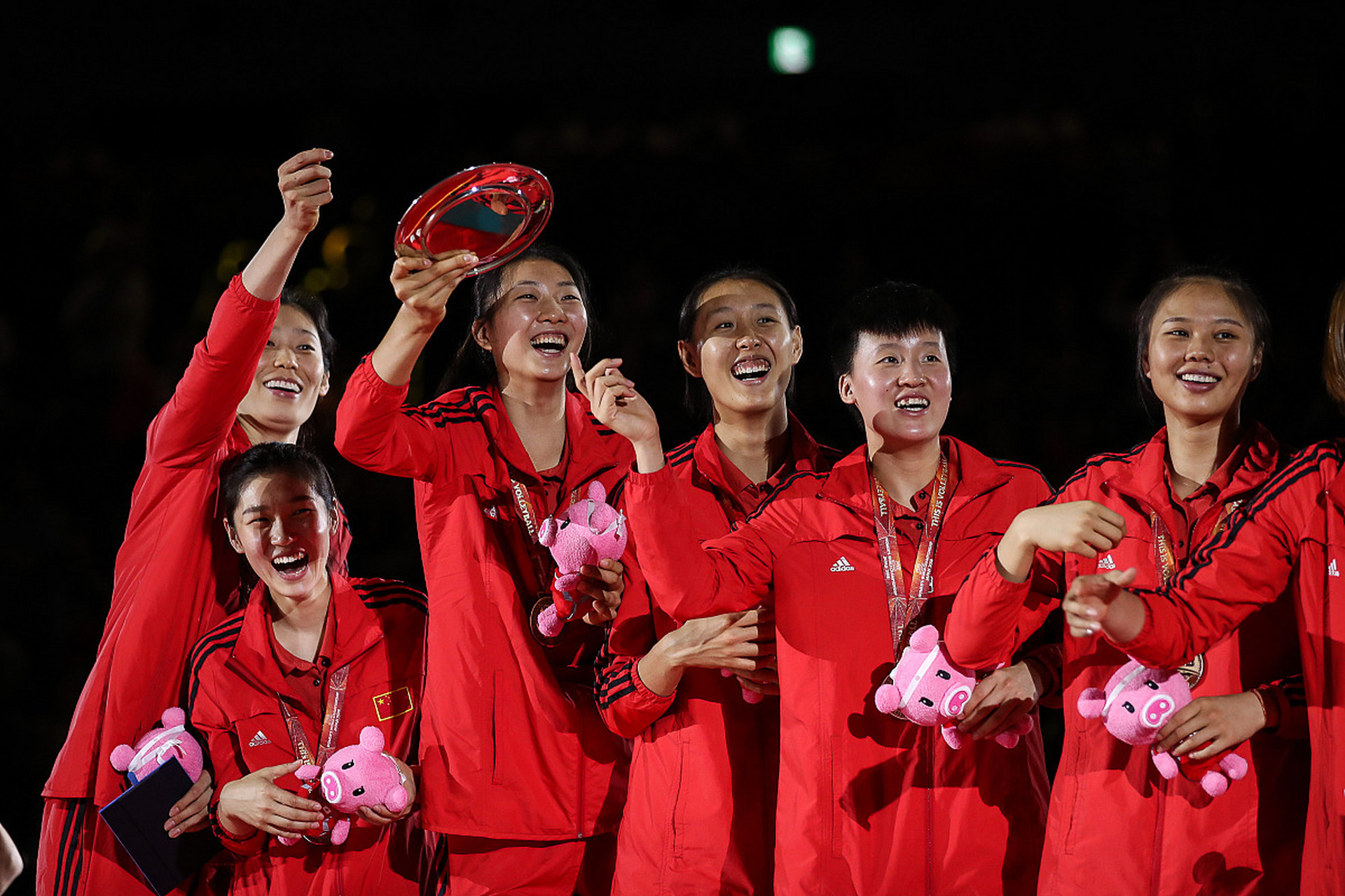 关于运动员们在赛后庆祝胜利，展现出团结互助的团队精神的信息