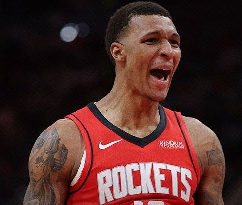 火箭球员在场下刻苦训练,期待机会的句子