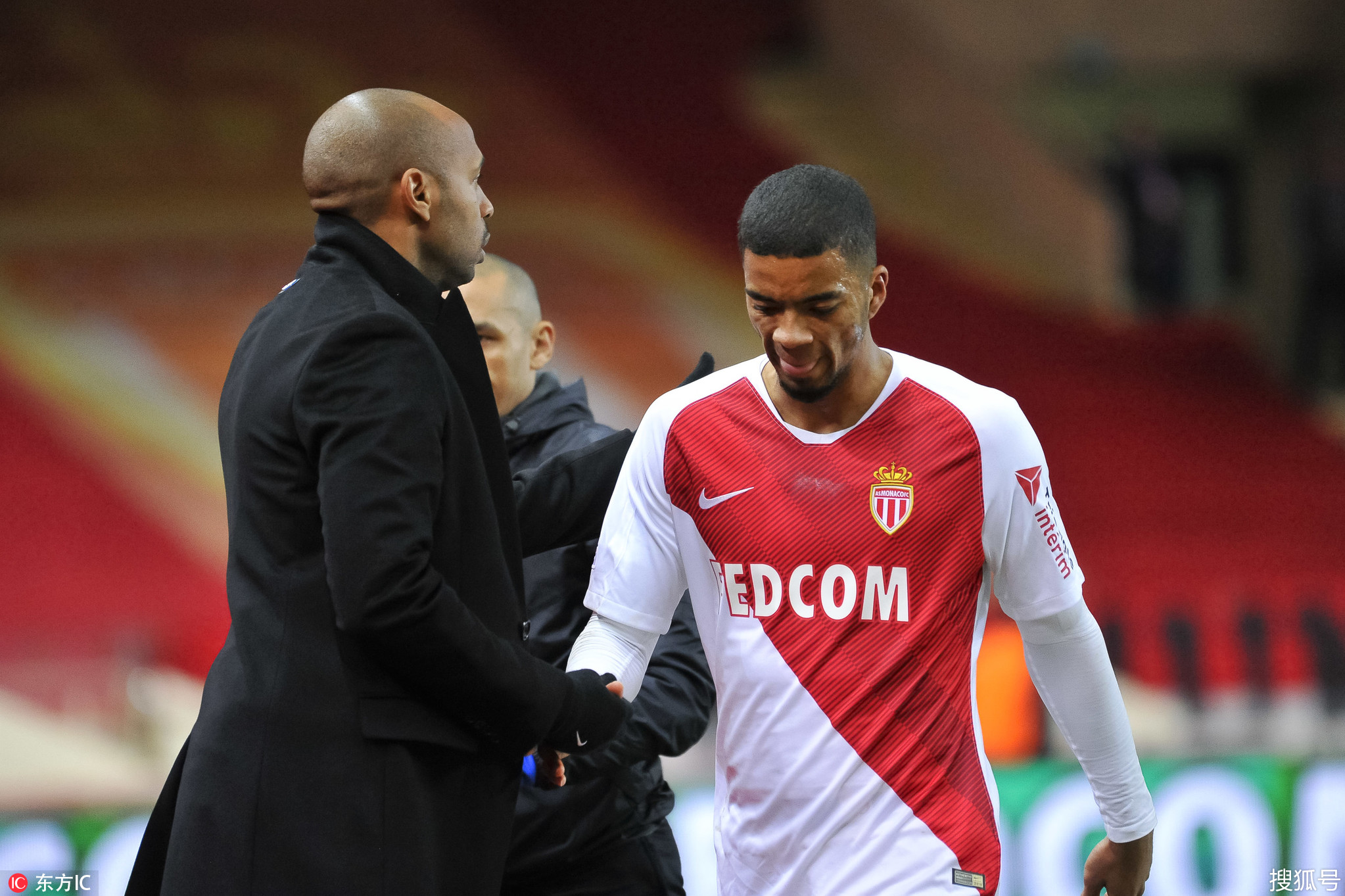 关于摩纳哥队内部危机，主教练面临下课压力的信息