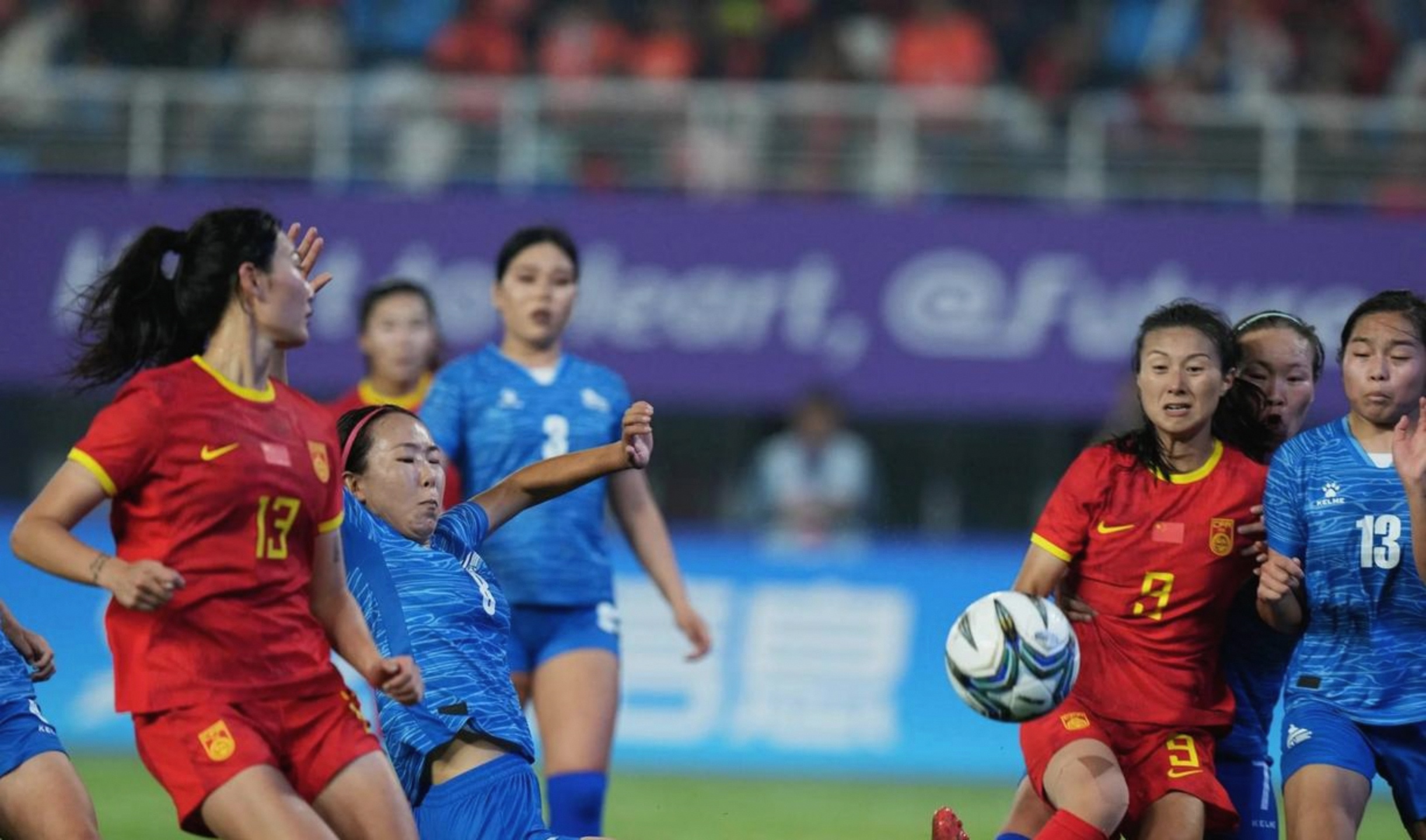 顶尖女足球员现身比赛现场，引发球迷热议的简单介绍