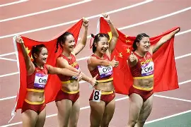 美国女足选手在比赛中展现出强大实力(美国女足选手在比赛中展现出强大实力的英文)