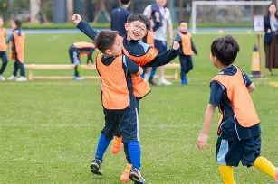足球赛场上实力对比明显，胜利属于强队